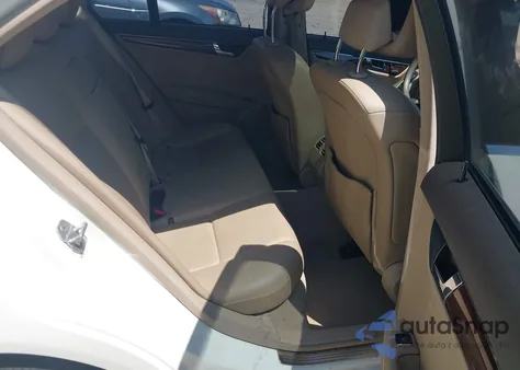 2010 Mercedes-Benz C 300 Luxury/Sport z USA, uszkodzony, nr VIN WDDGF5EB3AR089831